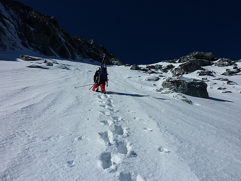 #1 Montée : Bas du couloir. Ça enfonce un peu à pied mais sous couche bien dure à ski. Montée : Bas du couloir. Ça enfonce un peu à pied mais sous couche bien dure à ski.