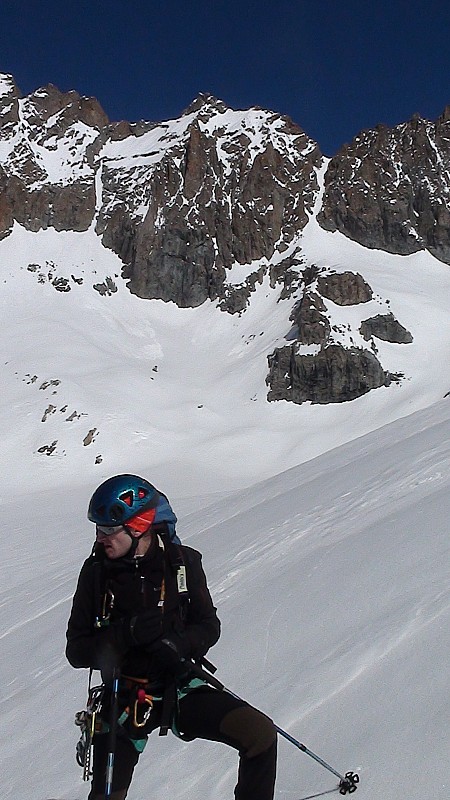 #5 Henri devant le Point Dosia et "le" couloir S de la Girose d Henri devant le Point Dosia et "le" couloir S de la Girose d'où nous venons
