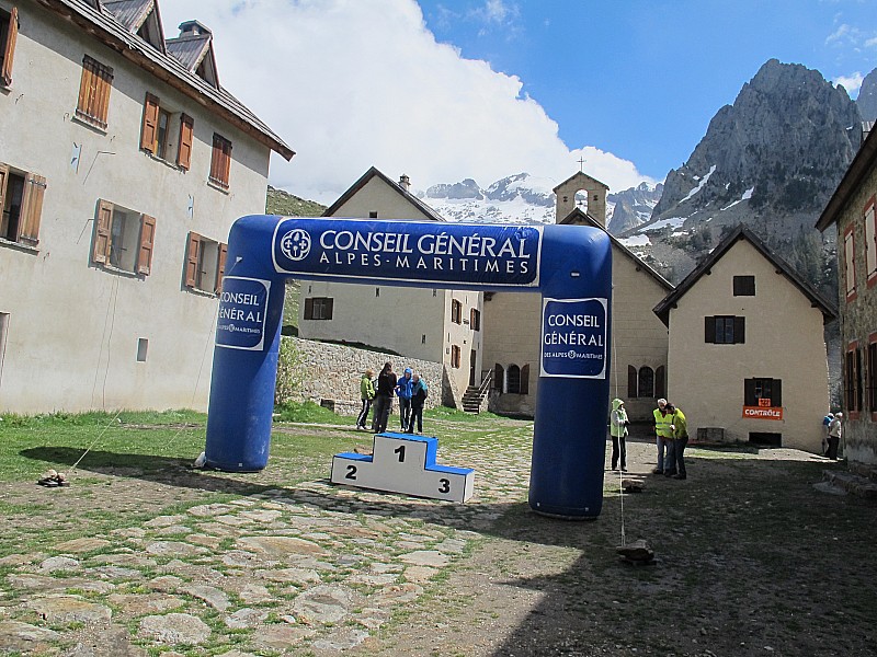 #36 Podium sous le soleil : de courte durée,vite à l Podium sous le soleil : de courte durée,vite à l'abri pour la remise des prix.