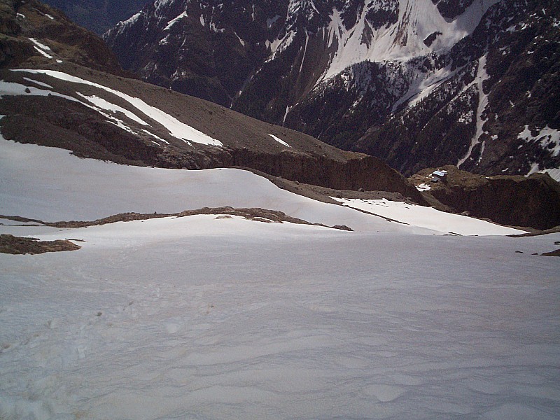 #7 vue sur le refuge : la neige s vue sur le refuge : la neige s'arrête à 2900m!