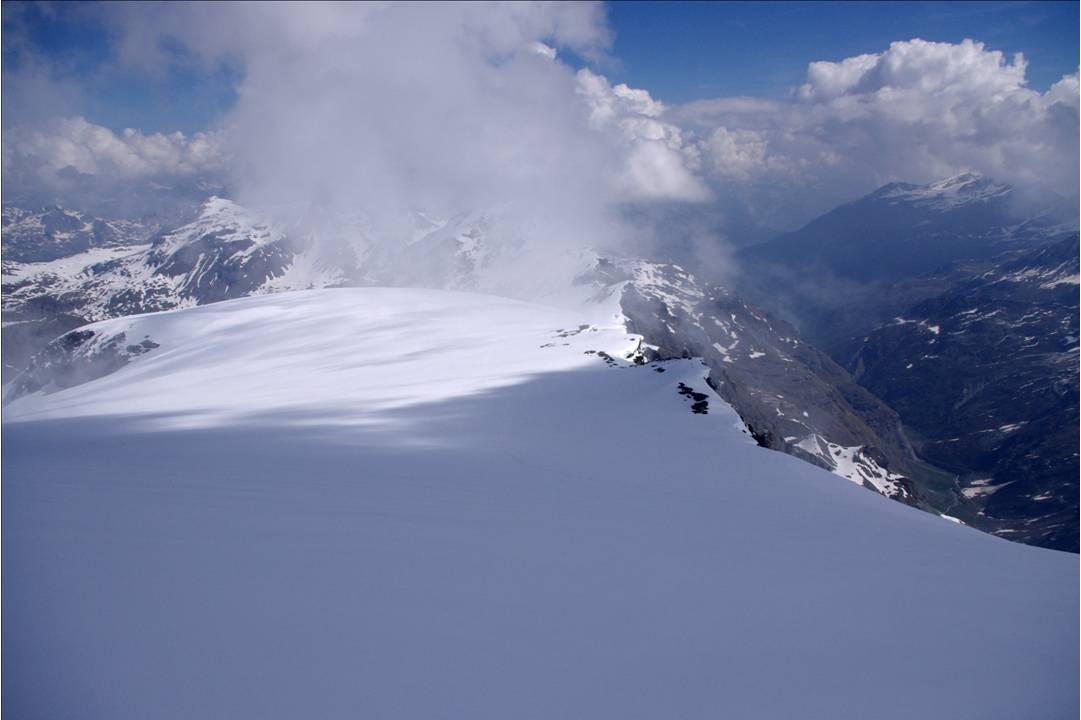 Glacier Supérieur des Balmes : La remontée du glacier supérieur des Balmes est un état de grâce par soi: les dômes débonnaires surplombent des failles ou des grands versants... le Valgrisenche se dessine.