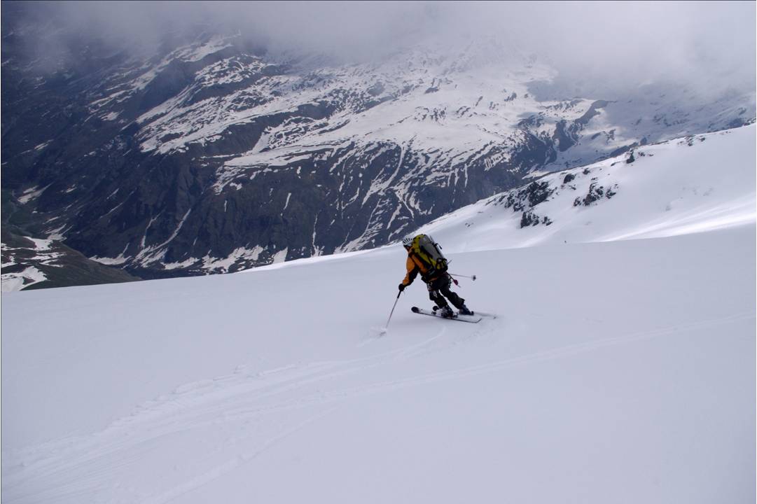 #3 Pedro entre en Italie : 1er virage de Pedro dans la face NE des Plattes des Chamois. Un ski très fluide pour entrer en Val d Pedro entre en Italie : 1er virage de Pedro dans la face NE des Plattes des Chamois. Un ski très fluide pour entrer en Val d'Aoste, quelques mois après un tour mémorable en VTT au cours de l'été 2010. Test comparatif du pays?