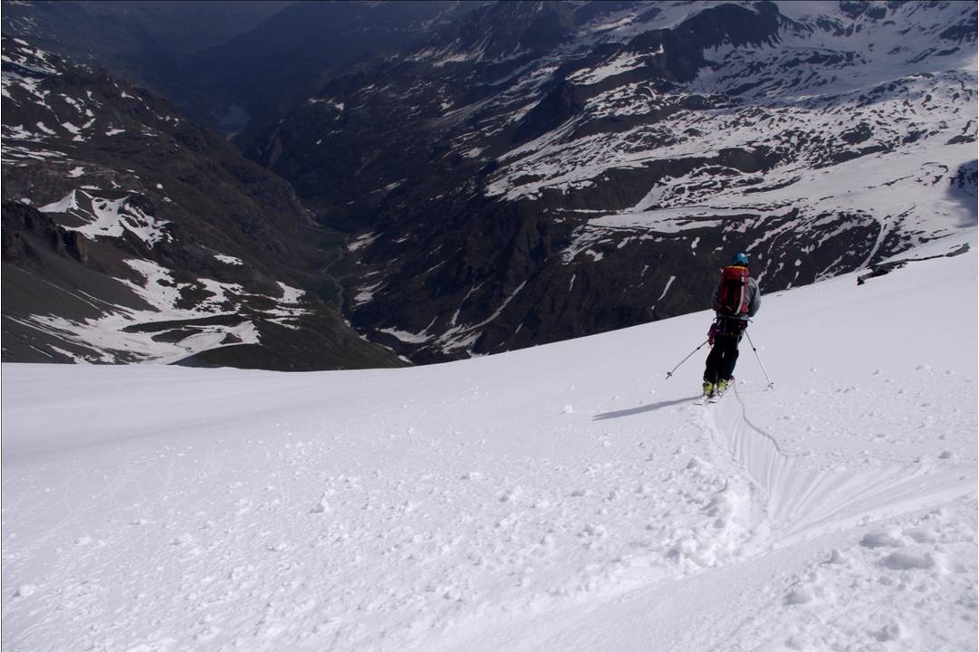 Clément guide : Un passage de neige dure resistante, avec un petit dégel de surface: Clément engage ses légendaires grandes courbes... absolument reconnaissables également... à son casque bleu!