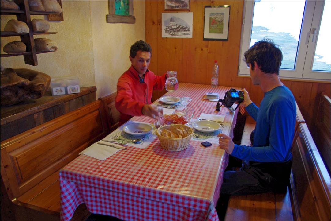 Antipasto valdostano : Après l'effort... le réconfort.
Antipasto valdostano pour commencer. Pedro et Clément sont aux affaires... d'un repas qui comprendra pas moins de 5 plats... + une pomme des vergers de la vallée restée cet hiver au frais dans l