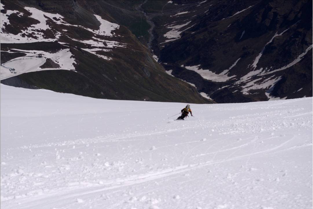 #6 Grand Ski de Mai 2011 : A un mois où l Grand Ski de Mai 2011 : A un mois où l'on pouvait imaginer que les skis seraient au placard, le VTT et les tongs de rigueur... Pedro apporte un démenti évident: il reste quelques spots de ski à visiter... encore quelques jours de neiges étonnantes...