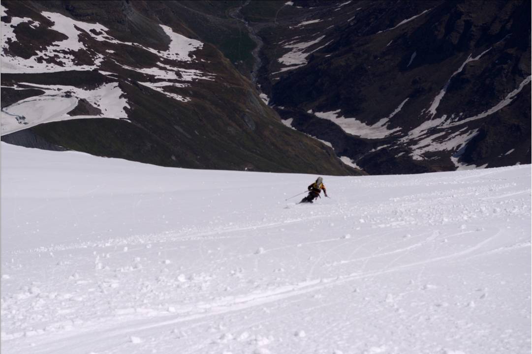 Grand Ski de Mai 2011 : A un mois où l'on pouvait imaginer que les skis seraient au placard, le VTT et les tongs de rigueur... Pedro apporte un démenti évident: il reste quelques spots de ski à visiter... encore quelques jours de neiges étonnantes...