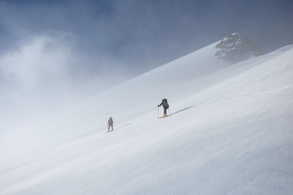 Pointe des Mines : La Nebbia se déchire au fil de l'ascension sur cette jolie croupe Italienne