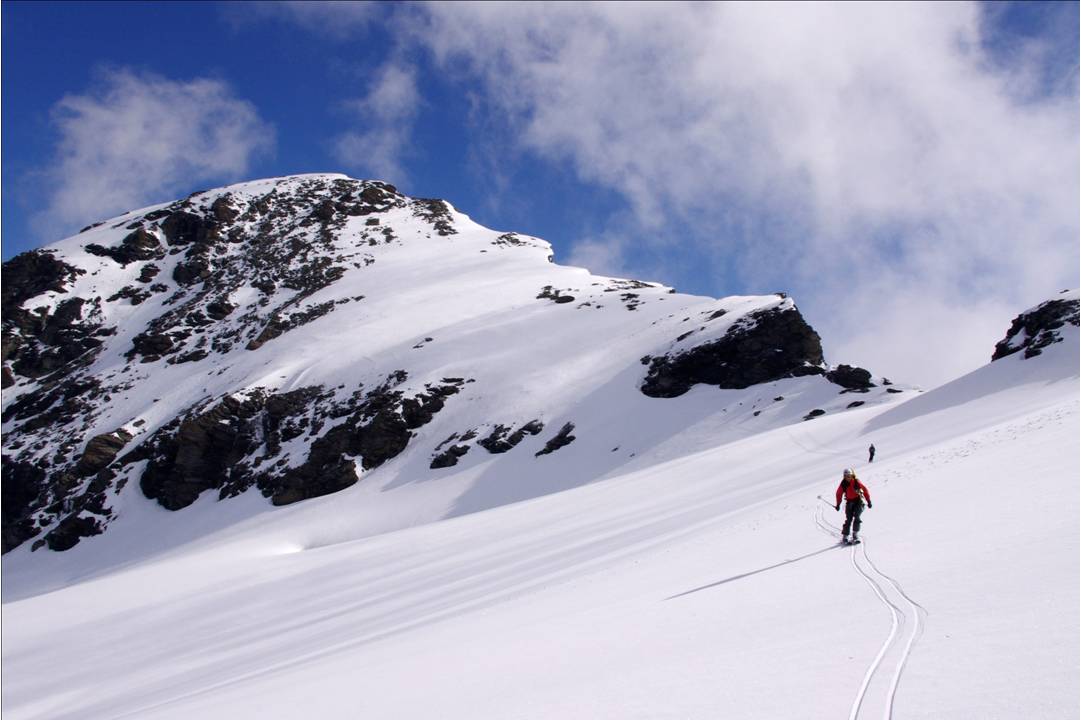 Redescente des Mines : 1ère petite descente de la journée, mais expo au départ, la face W de la Pointe des Mines, neige dure recouverte d'un grésil fin... les skis de Pedro et de Clément vibrent un peu... J'ai plus de résistance avec mes Trab!