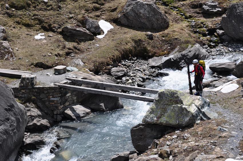 Il suffit de passer le pont... : Petit doute, et mauvais souvenir d'une traversée ratée dans les Cascades: on improvise la tyrolienne