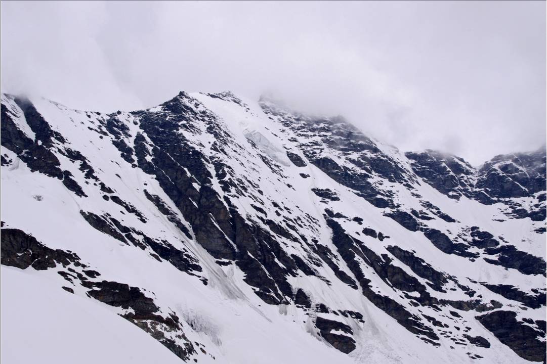 Profil : A l'approche du colle Bassac-Déré, un regard en arrière sur le profil de la Grande-Sassière. Un sommet attendu et préparé, depuis quelques années...