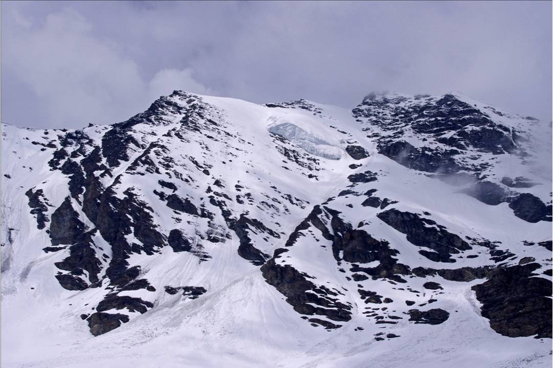#7 Eclaircie sur la Face E : Un instant de soleil cuisant, découvre la face, mais nous indique également la liquéfaction qui nous aurait cueilli, avec un ciel dégagé! Délices inapperçus de la nebbia... Eclaircie sur la Face E : Un instant de soleil cuisant, découvre la face, mais nous indique également la liquéfaction qui nous aurait cueilli, avec un ciel dégagé! Délices inapperçus de la nebbia...