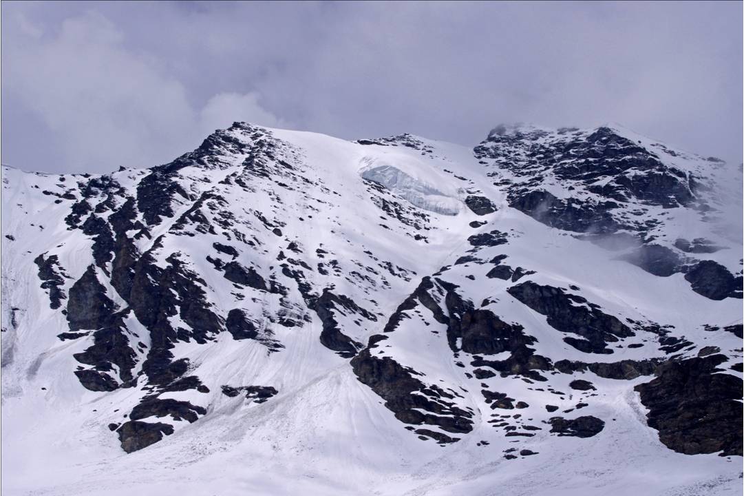 Eclaircie sur la Face E : Un instant de soleil cuisant, découvre la face, mais nous indique également la liquéfaction qui nous aurait cueilli, avec un ciel dégagé! Délices inapperçus de la nebbia...