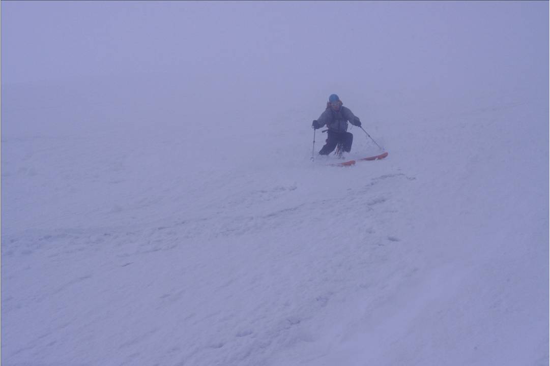 Virage sauté : Clément dans une préparation de l'extension. Ambiance nuage, neige poudreuse confondue... et pourtant, sécurité du geste.