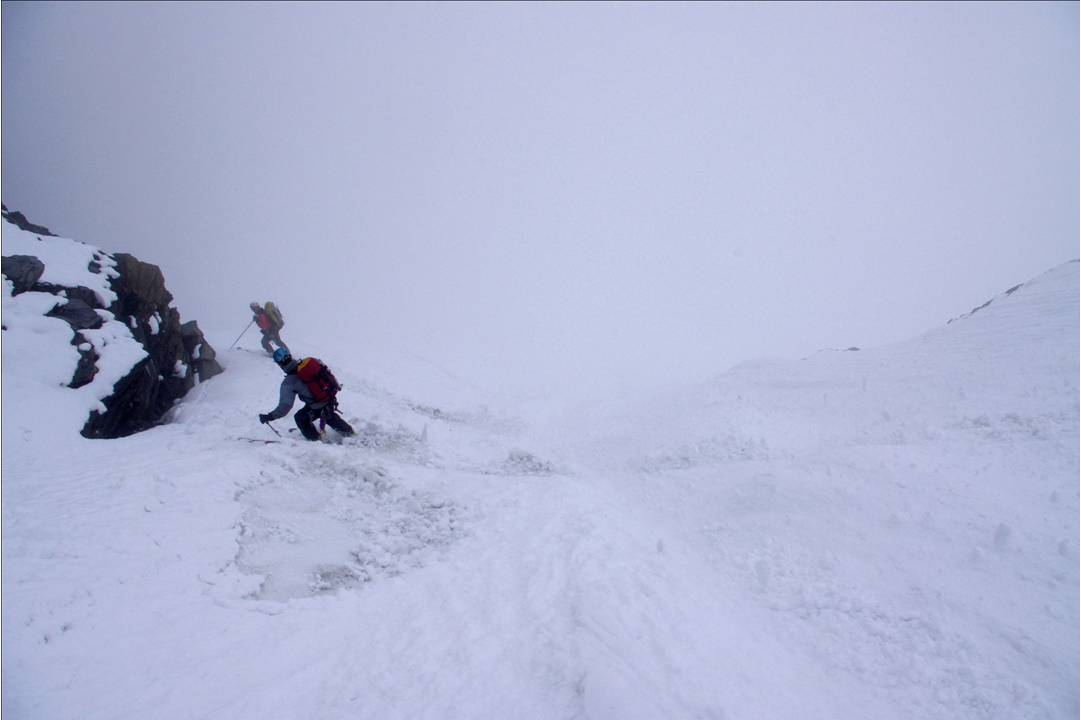 Relais : Toute la descente est rythmée par des runs alternatifs: l'un après l'autre. On se previent de la voix... puisqu'on ne se voit pas (en règle générale!).