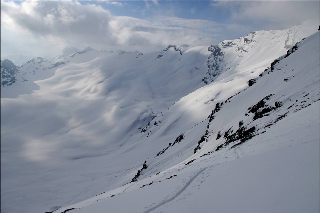 Au dessus de Gliaretta : En grimpant sur la face Est de la Sassière, le cirque de la Gliaretta s'ouvre petit à petit... et de temps en temps, les nuages s'ouvrent pour voir...