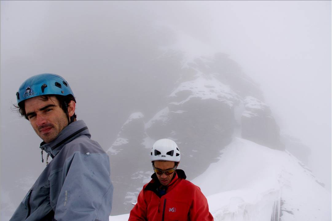 Sous le bastion sommital : Pedro et Clément ont ouvert d'un pied assuré la sortie au sommet. Ils se découpent sur le bastion sommital, dont les "points faibles" se dessinent à peine dans l'arrière brume...