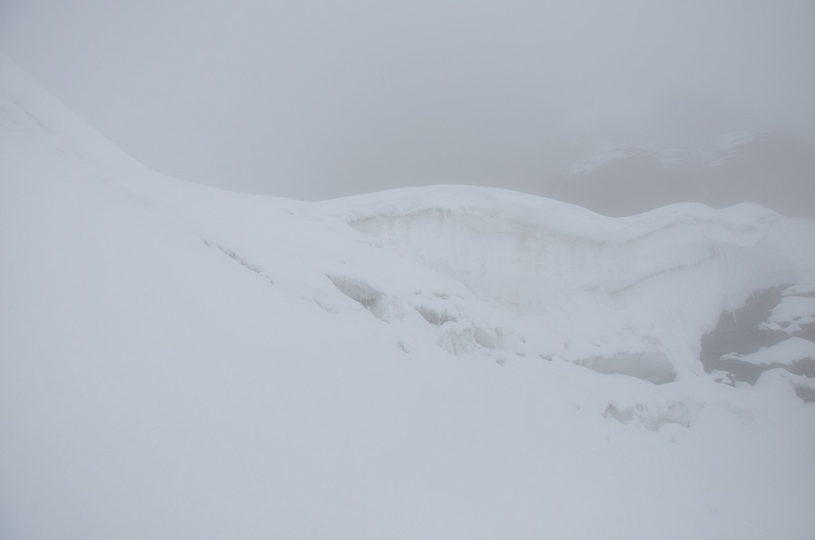 Epaule SE de la Sassière : Sommet du couloir: derrière, la face S en alternative!