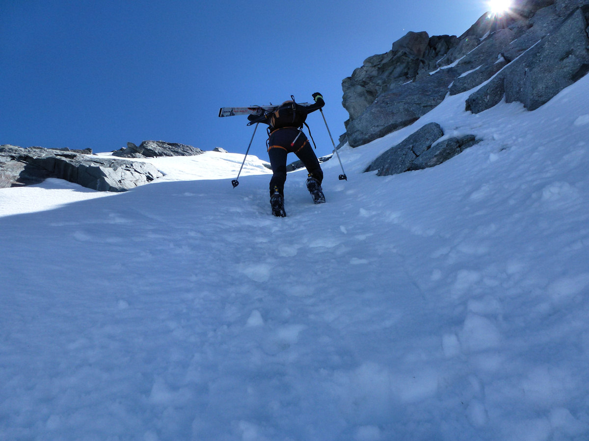 Accès au sommet : Caroline dans le couloir final.