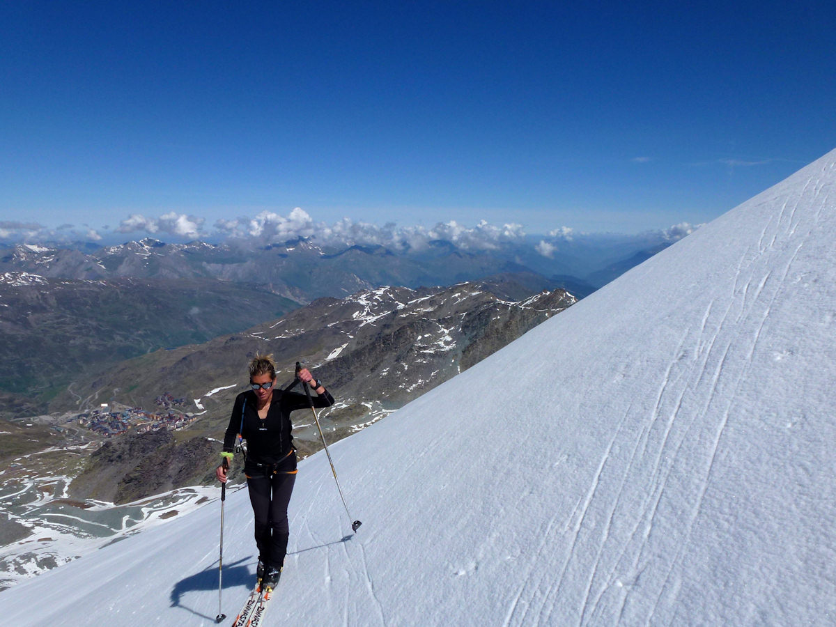 Dans le haut de la face : Montée sur une neige lisse, mais encore bien dure.