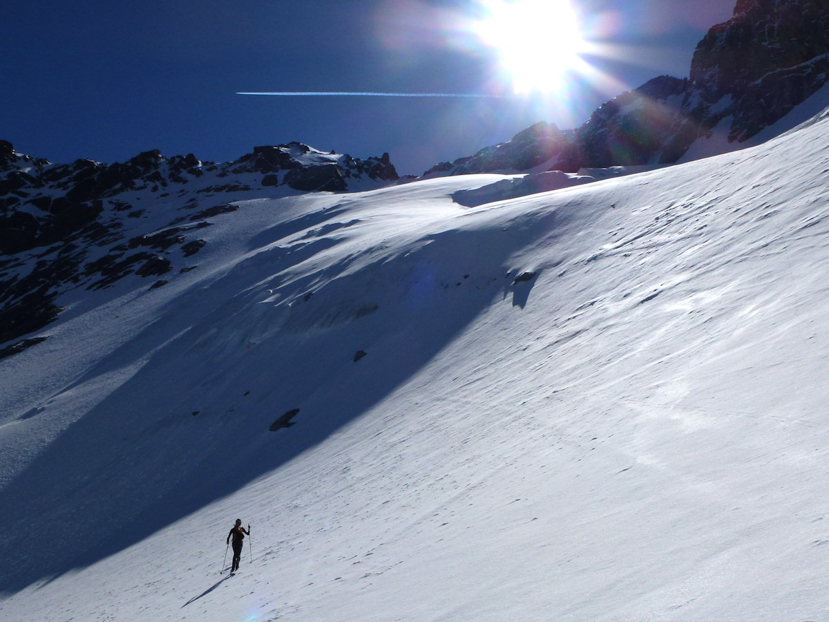 A mi-pente : Montée sur neige lisse et dure : couteaux agréables.