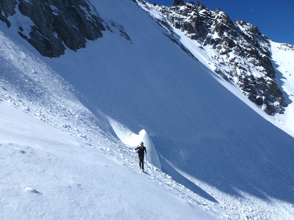 #15 Montée en serrant rive gauche : A la recherche des pentes les plus accessibles skis aux pieds. Montée en serrant rive gauche : A la recherche des pentes les plus accessibles skis aux pieds.