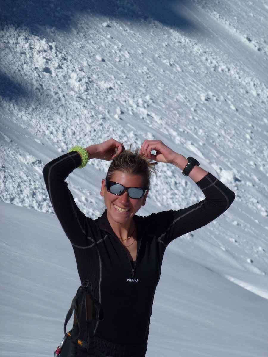 Coquetterie féminine ... : Ici, on ne craint plus les chutes de pierres, j'enlève le casque !