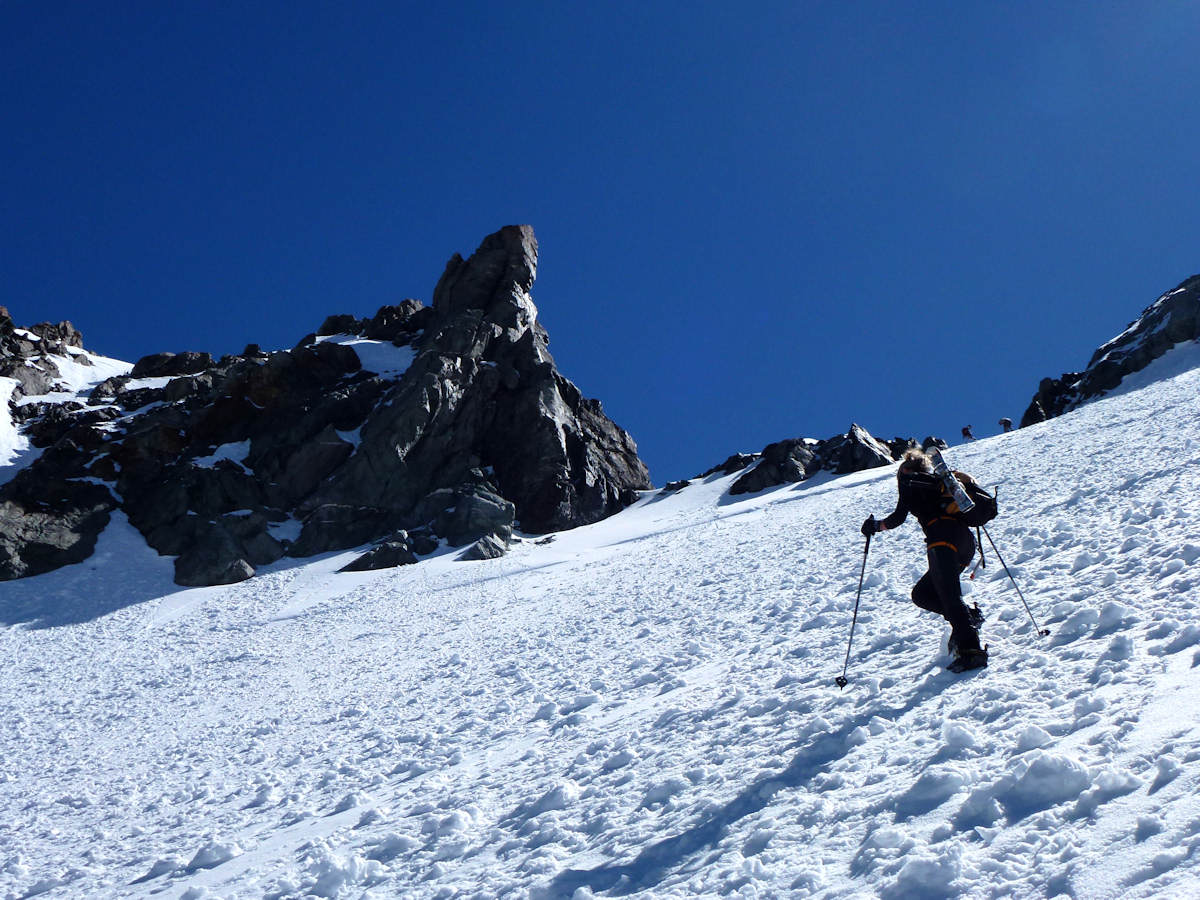 Sous la brêche : Cramponnage sur neige dure avec de nombreuses boules.