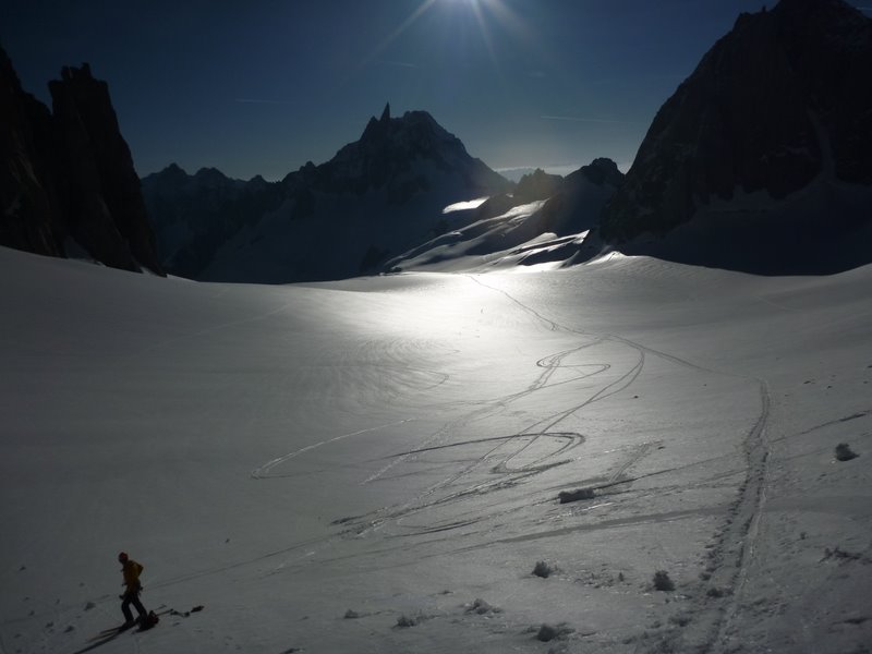 #7 Brenva : Un peu de carving bien agreable ce matin en s Brenva : Un peu de carving bien agreable ce matin en s'en allant, mais ca ne dedegoute pas de cet enorme but!