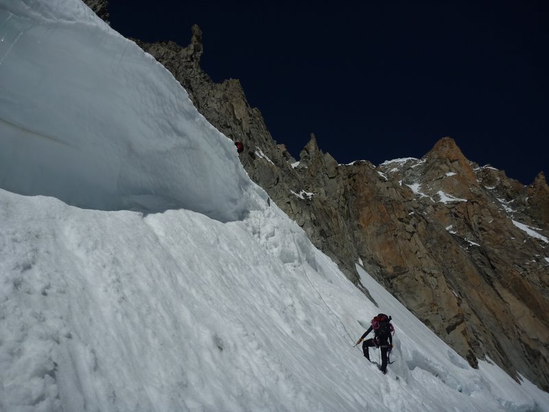 #1 Brenva : 10:30 sous la rimaye du col de la Fourche, c Brenva : 10:30 sous la rimaye du col de la Fourche, c'est deja liquide