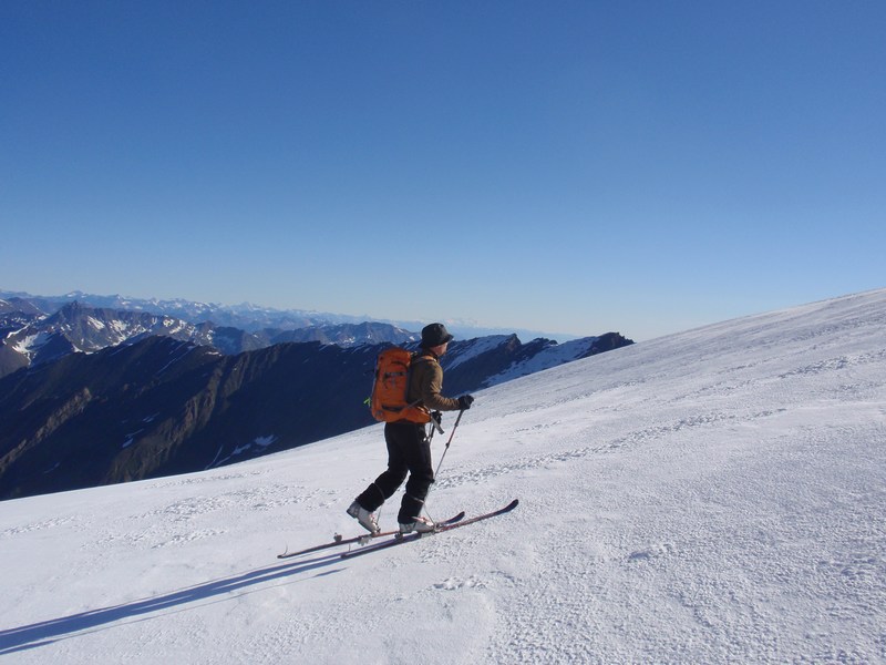 #1 Dans la Montagne de Ruine : Eric progresse devant le Mont Rose. Dans la Montagne de Ruine : Eric progresse devant le Mont Rose.