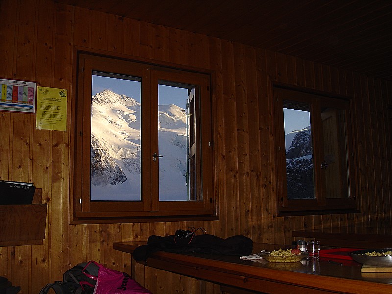 #2 Au refuge : Pas belle, la vie ? Merci au gardien pour ton accueil. Au refuge : Pas belle, la vie ? Merci au gardien pour ton accueil.