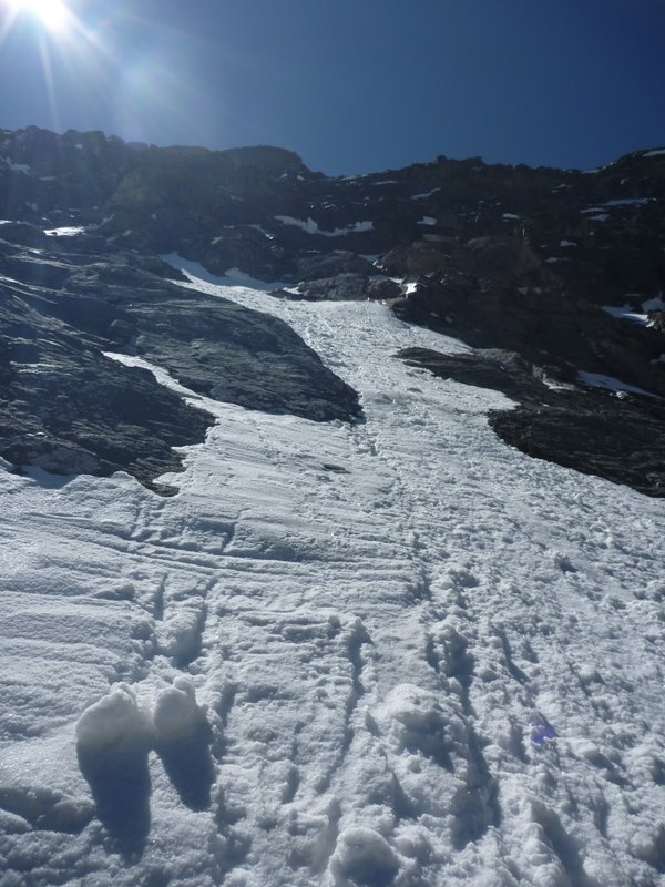 Grivola : Le crux, 50cm de glace vive a peine assez large pour les skis, heureusement que la neige etait encore froide et seche, ca accroche bien, sinon ca aurait ete dechaussage je crois