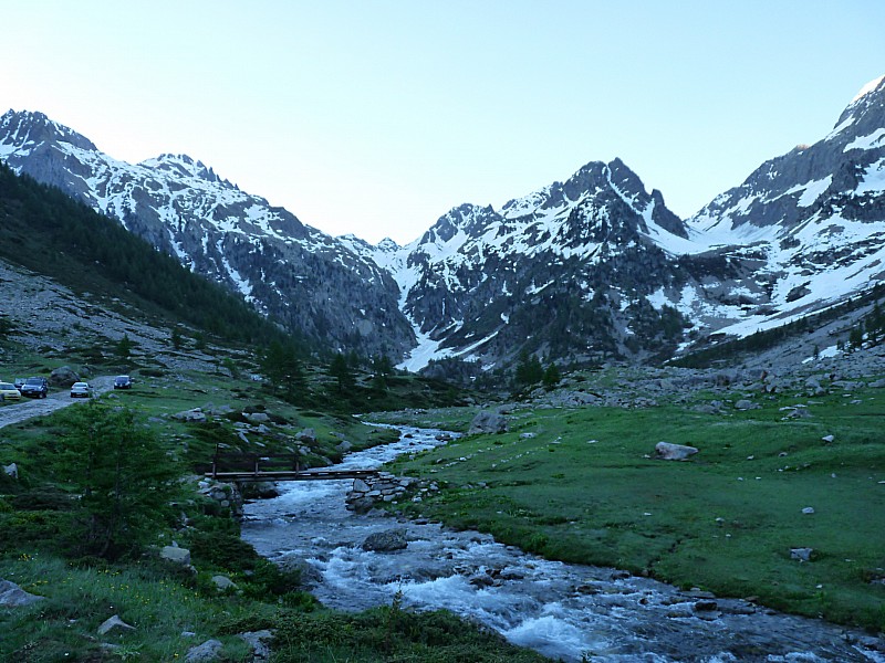 #1 La Balme à g. : Et le vallon de Cerise à d:ça passe encore. La Balme à g. : Et le vallon de Cerise à d:ça passe encore.