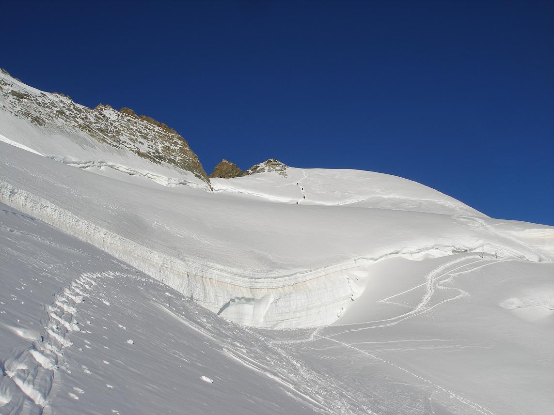 #11 les deux passages clés : pont de neige vers 3800 (à partir de là en crampons)et la rimaye les deux passages clés : pont de neige vers 3800 (à partir de là en crampons)et la rimaye