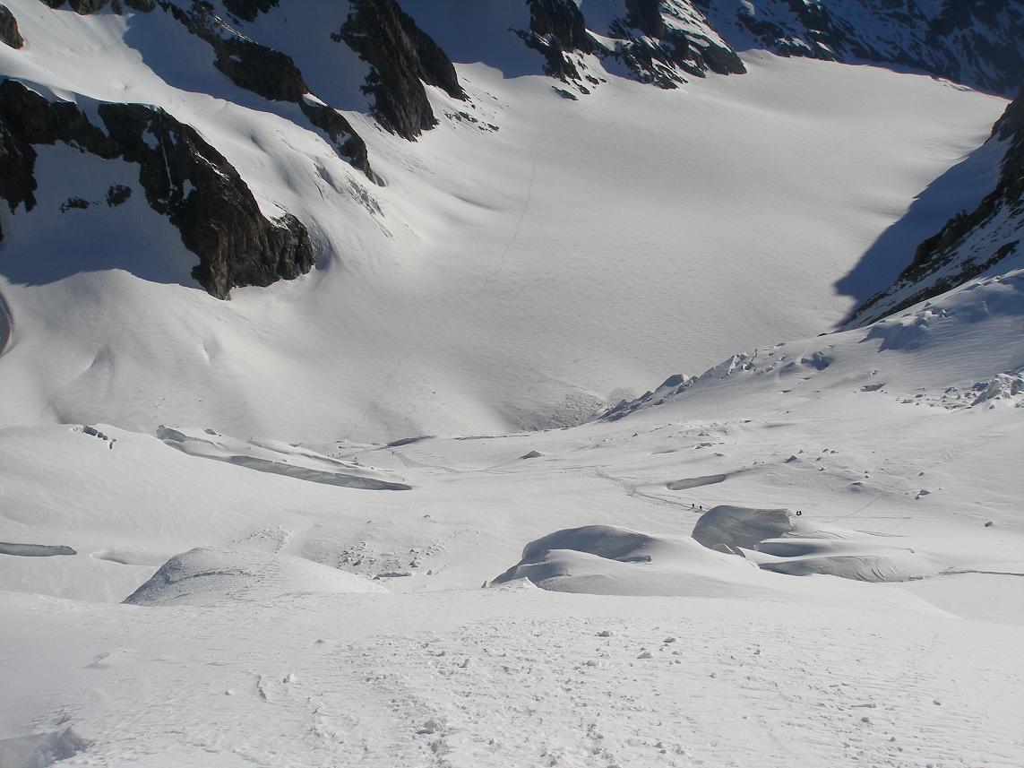 #19 aperçu de la descente : vu du pont de neige vers 3800m qui passe en ski aperçu de la descente : vu du pont de neige vers 3800m qui passe en ski