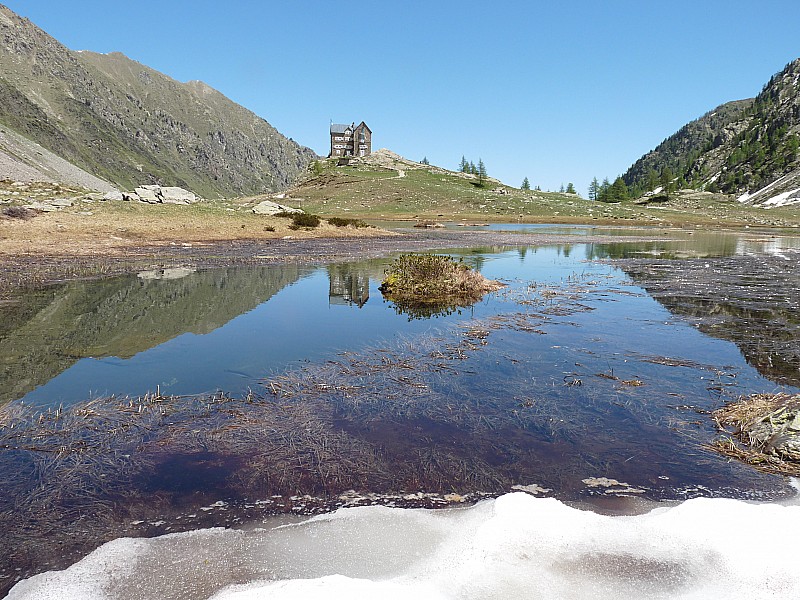 Le lac inf d'Ischiator : et le refuge Migliorero.