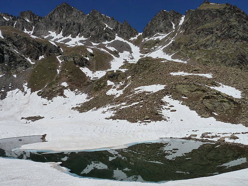 #11 Le lac moyen d Le lac moyen d'Ischiator : et au fond à G le grand Cimon de Rabuons.