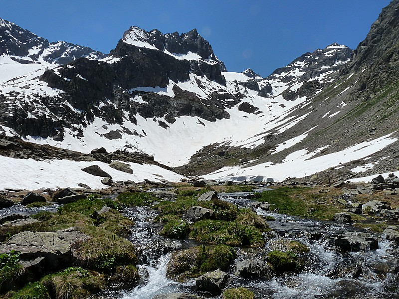 #13 Le vallon d Le vallon d'Ischiator : tout au fond le Corborant et
à sa D la cime d'Ischiator.