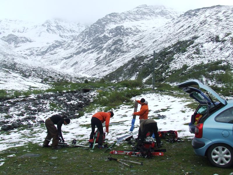 #1 Velan, couloir septentrional : les motivés du jour, Christophe Marteau et ses potes Manu et Milon, ainsi que Vincent Marclay Velan, couloir septentrional : les motivés du jour, Christophe Marteau et ses potes Manu et Milon, ainsi que Vincent Marclay