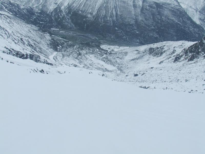 #13 Velan, couloir septentrional : Etat des lieux, depuis le replat. Nous sommes descendus à gauche par la langue de neige Velan, couloir septentrional : Etat des lieux, depuis le replat. Nous sommes descendus à gauche par la langue de neige