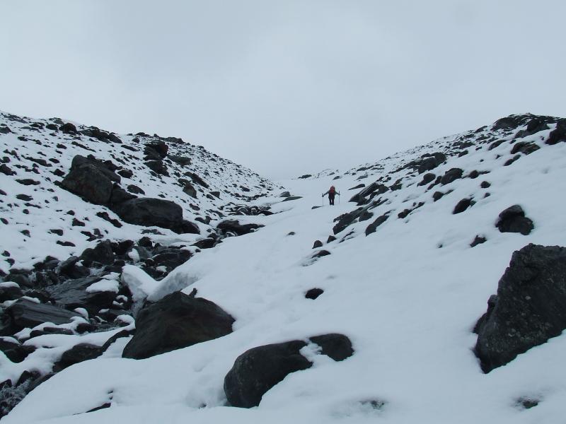 #2 Velan, couloir septentrional : neige recente et trempée pour l Velan, couloir septentrional : neige recente et trempée pour l'approche, skis sur le dos