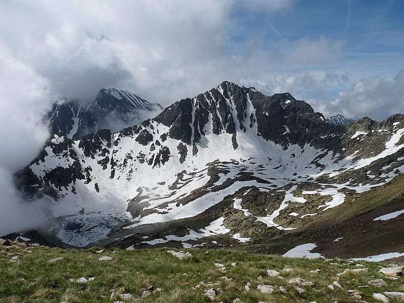 #9 Le mont Aver : coté sud plus beaucoup de neige. Le mont Aver : coté sud plus beaucoup de neige.