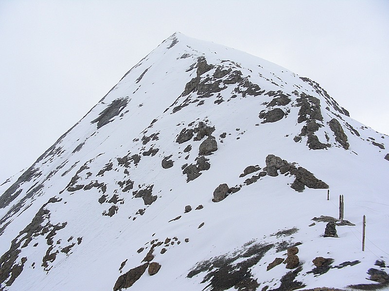 #4 Vue du col pers : a droite, partie la plus pentue de la montée (mais pas la plus délicate, la crête étant peu évidente) Vue du col pers : a droite, partie la plus pentue de la montée (mais pas la plus délicate, la crête étant peu évidente)