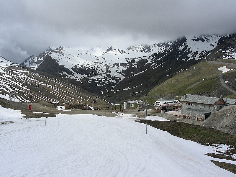 #10 Enneigement1 : enneigement en bas - au fond, sommets au dessus du pont de la neige (direction glacier des roches).
Au pont de la neige on peut chausser en dessous de 2700 Enneigement1 : enneigement en bas - au fond, sommets au dessus du pont de la neige (direction glacier des roches).
Au pont de la neige on peut chausser en dessous de 2700