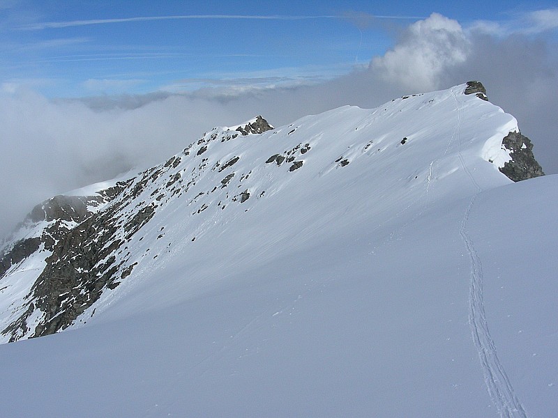 #6 Crête : la plus belle éclaircie, avec vue sur la crête séparant "les deux pers". On voit le passage délicat en arrière entre l Crête : la plus belle éclaircie, avec vue sur la crête séparant "les deux pers". On voit le passage délicat en arrière entre l'antécime ouest et la pointe Pers