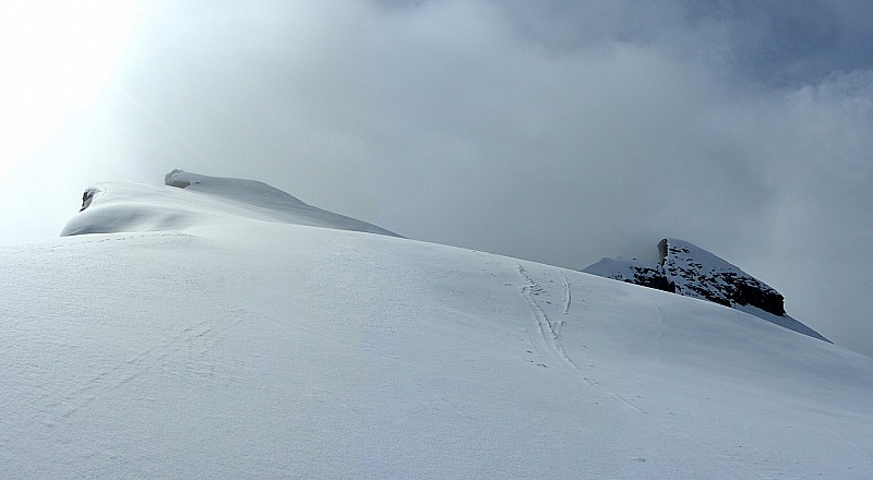 #1 Sommet et pointe du montet : les deux sommets locaux émergent des nuages Sommet et pointe du montet : les deux sommets locaux émergent des nuages