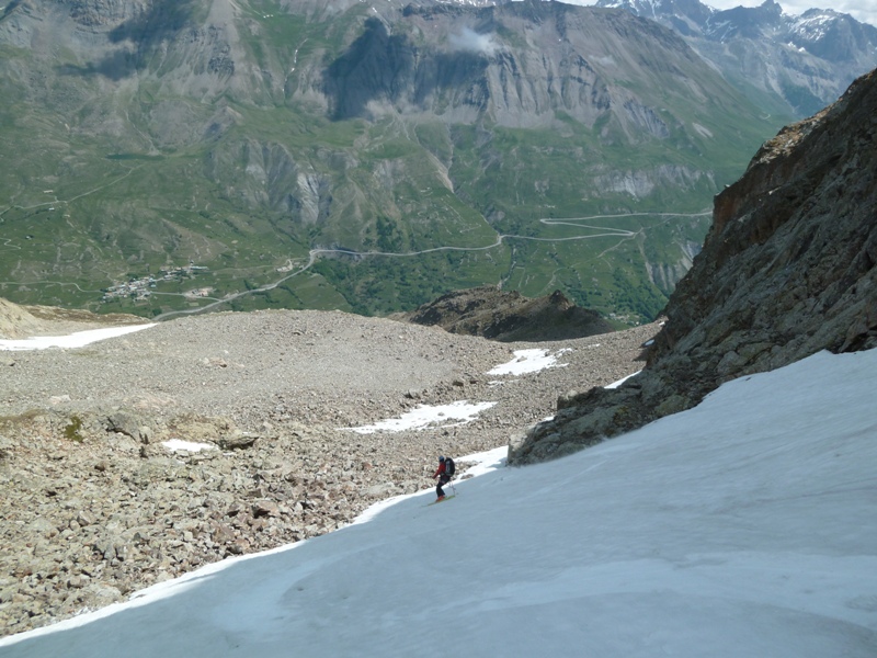 #21 glacier du bec : ça sent la fin, mais 1700m de ski en juin! pas mal! glacier du bec : ça sent la fin, mais 1700m de ski en juin! pas mal!
