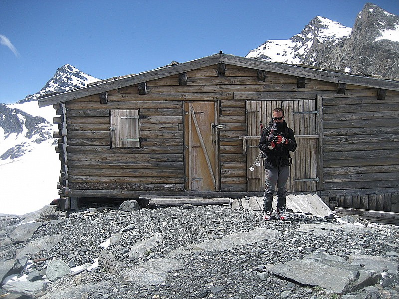 #14 Une cabane : A 3100m (une partie ouverte, l Une cabane : A 3100m (une partie ouverte, l'autre fermée)