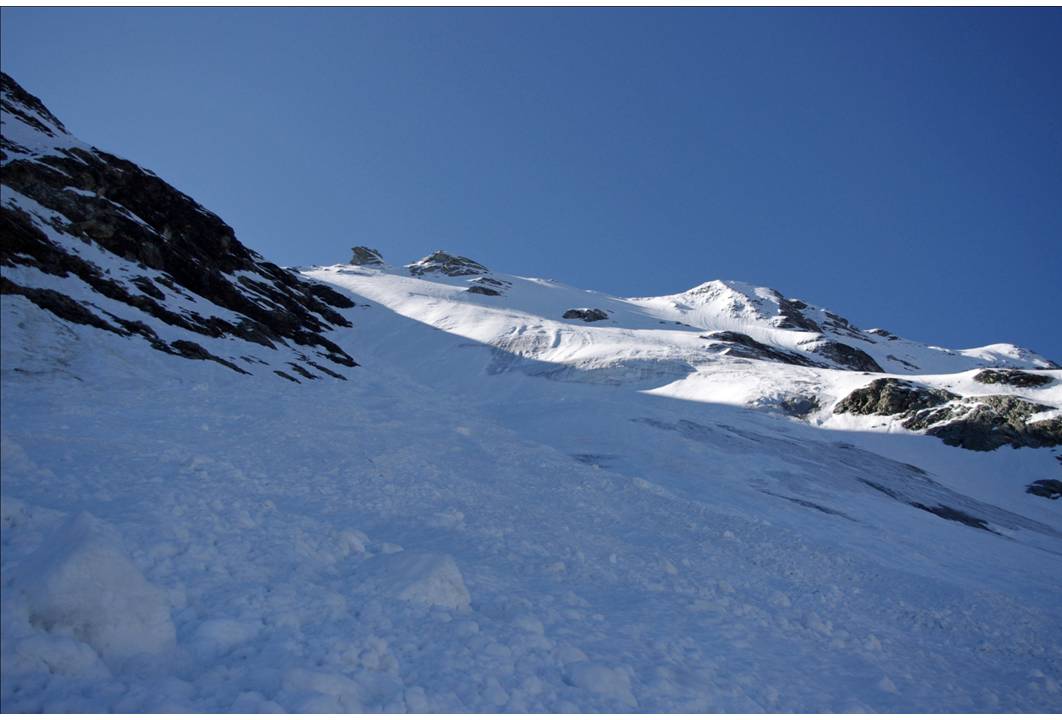 #2 Remontée du glacier : Sur le glacier nord. Quelques coulées bien regelées... et une neige très dure imposent rapidement,la remontée en crampons, et le franchissement en mixte de quelques ressauts très sympathiques. Remontée du glacier : Sur le glacier nord. Quelques coulées bien regelées... et une neige très dure imposent rapidement,la remontée en crampons, et le franchissement en mixte de quelques ressauts très sympathiques.