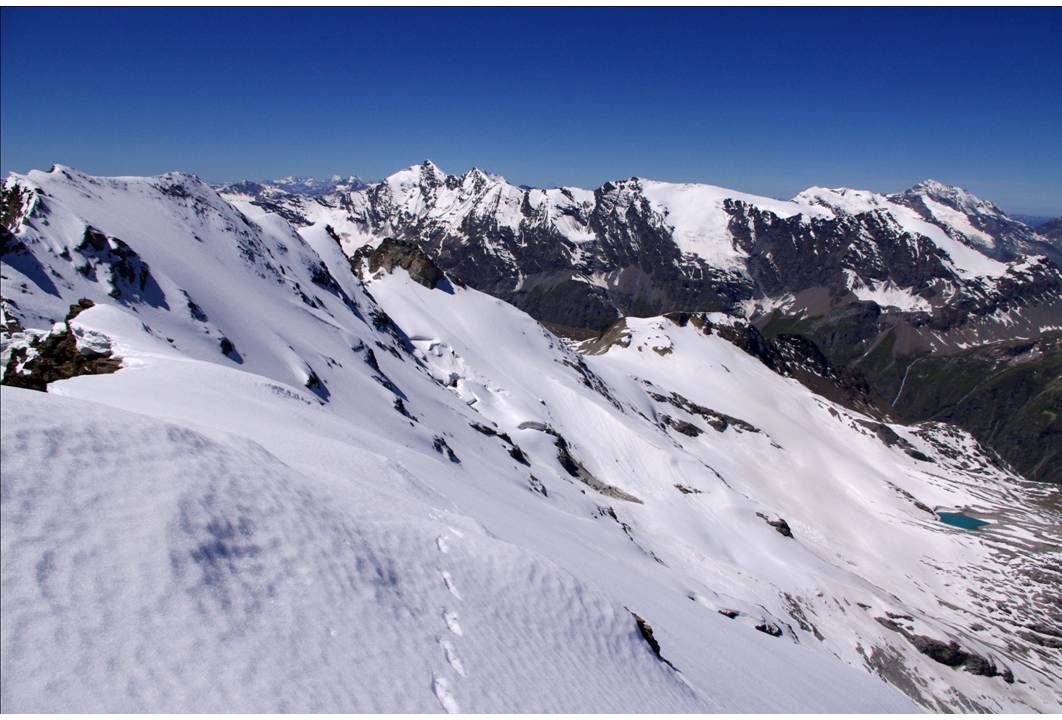 #4 Grand Angle : Depuis le cirque de la Grande-Rousse et de Giasson, ouverture sur la chaîne frontière avec la Savoie. De très belles faces EST!!! Grand Angle : Depuis le cirque de la Grande-Rousse et de Giasson, ouverture sur la chaîne frontière avec la Savoie. De très belles faces EST!!!